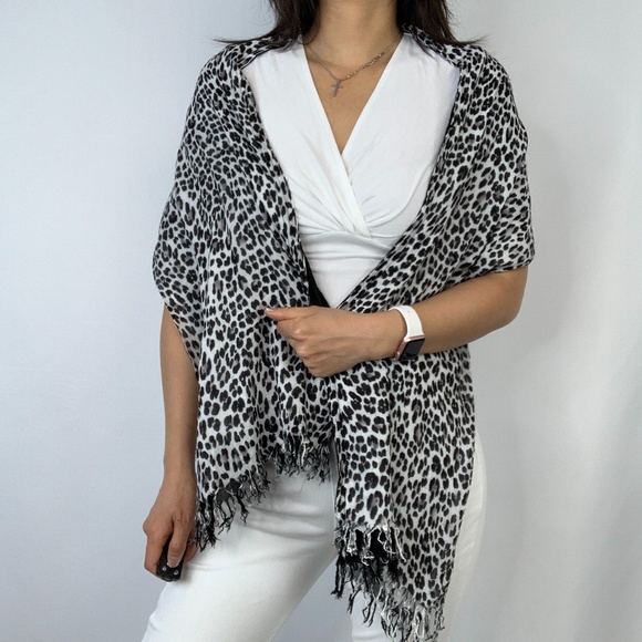 White House Black Market WHBM Shawl SCARF - Picture 3 of 8